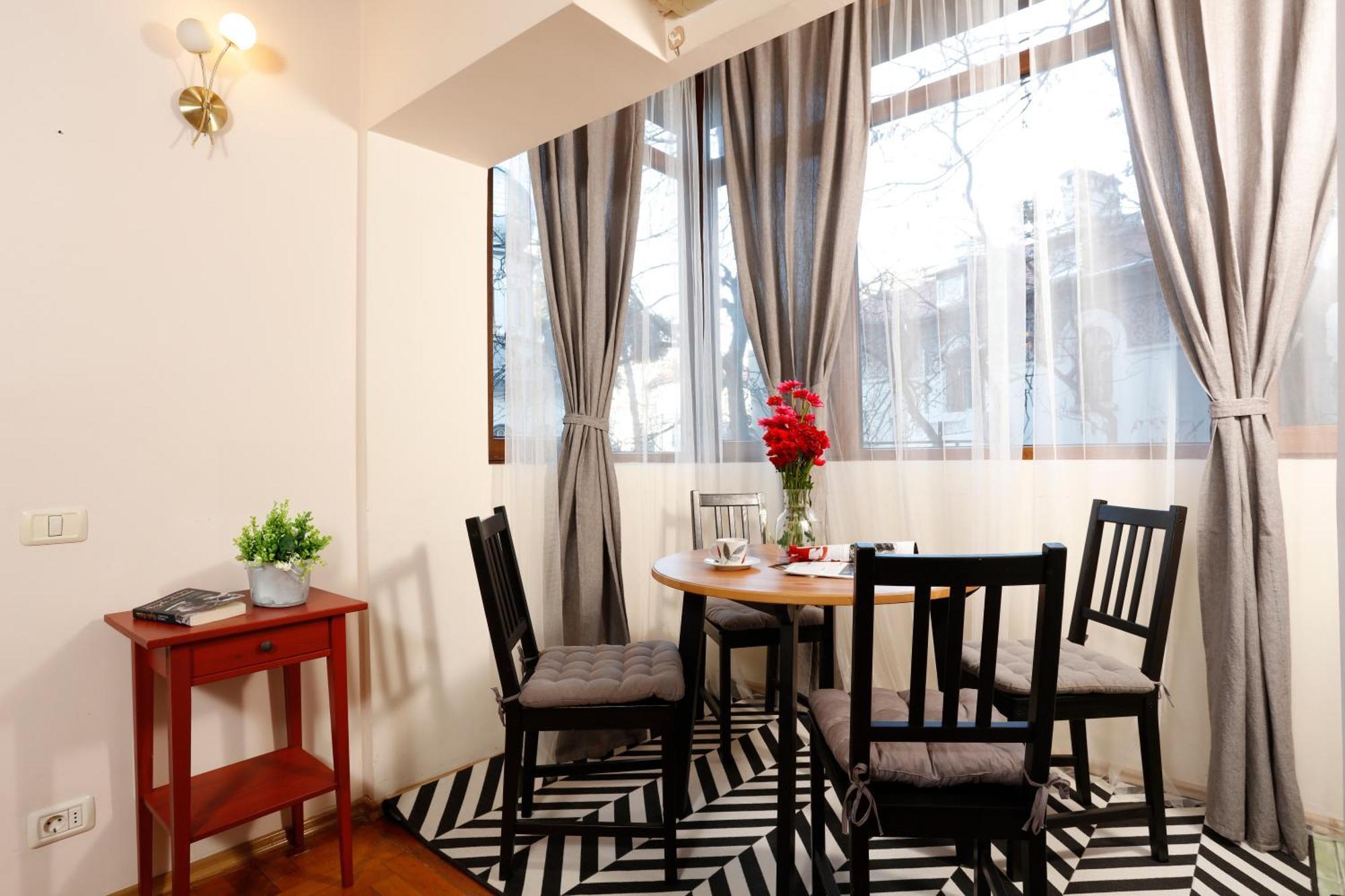 Peaceful Getaway - Generous 3-Bedroom Sanctuary - Close To Historic Old Town Βουκουρέστι Εξωτερικό φωτογραφία