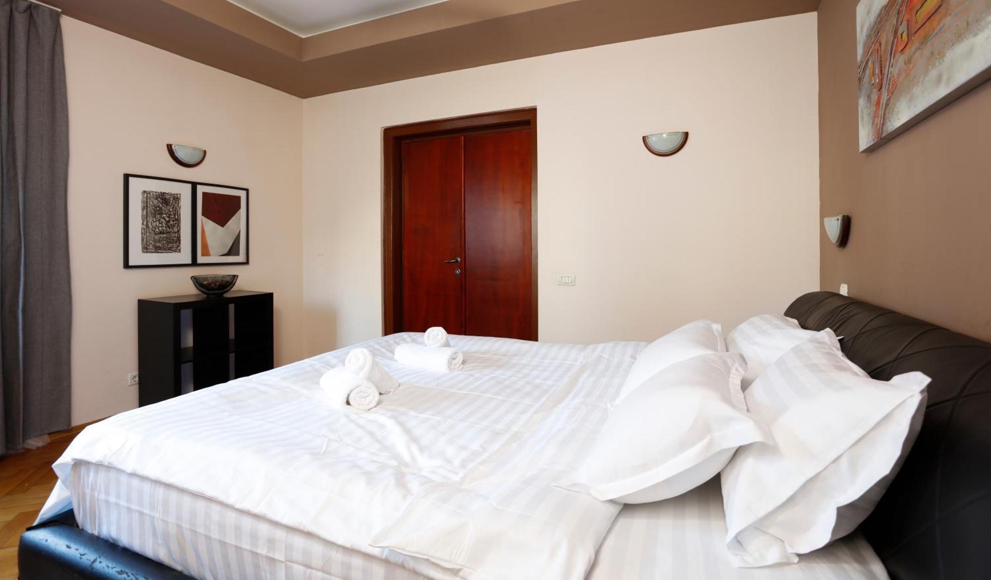 Peaceful Getaway - Generous 3-Bedroom Sanctuary - Close To Historic Old Town Βουκουρέστι Εξωτερικό φωτογραφία