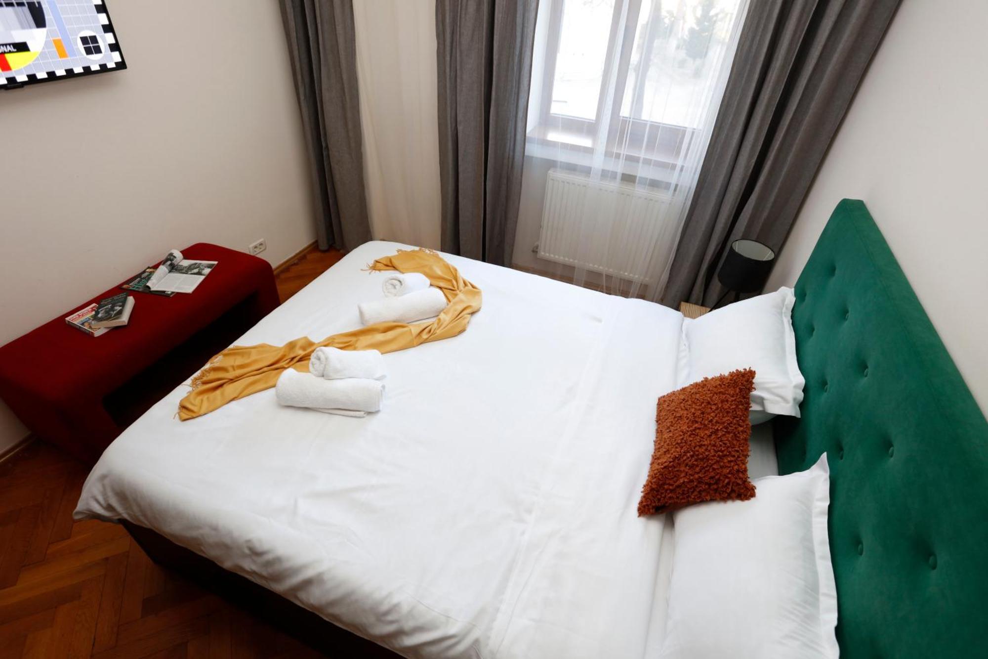 Peaceful Getaway - Generous 3-Bedroom Sanctuary - Close To Historic Old Town Βουκουρέστι Εξωτερικό φωτογραφία